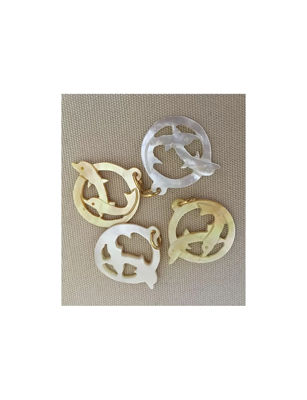 Pendentif nacre perlière 2 dauphins dans cercle