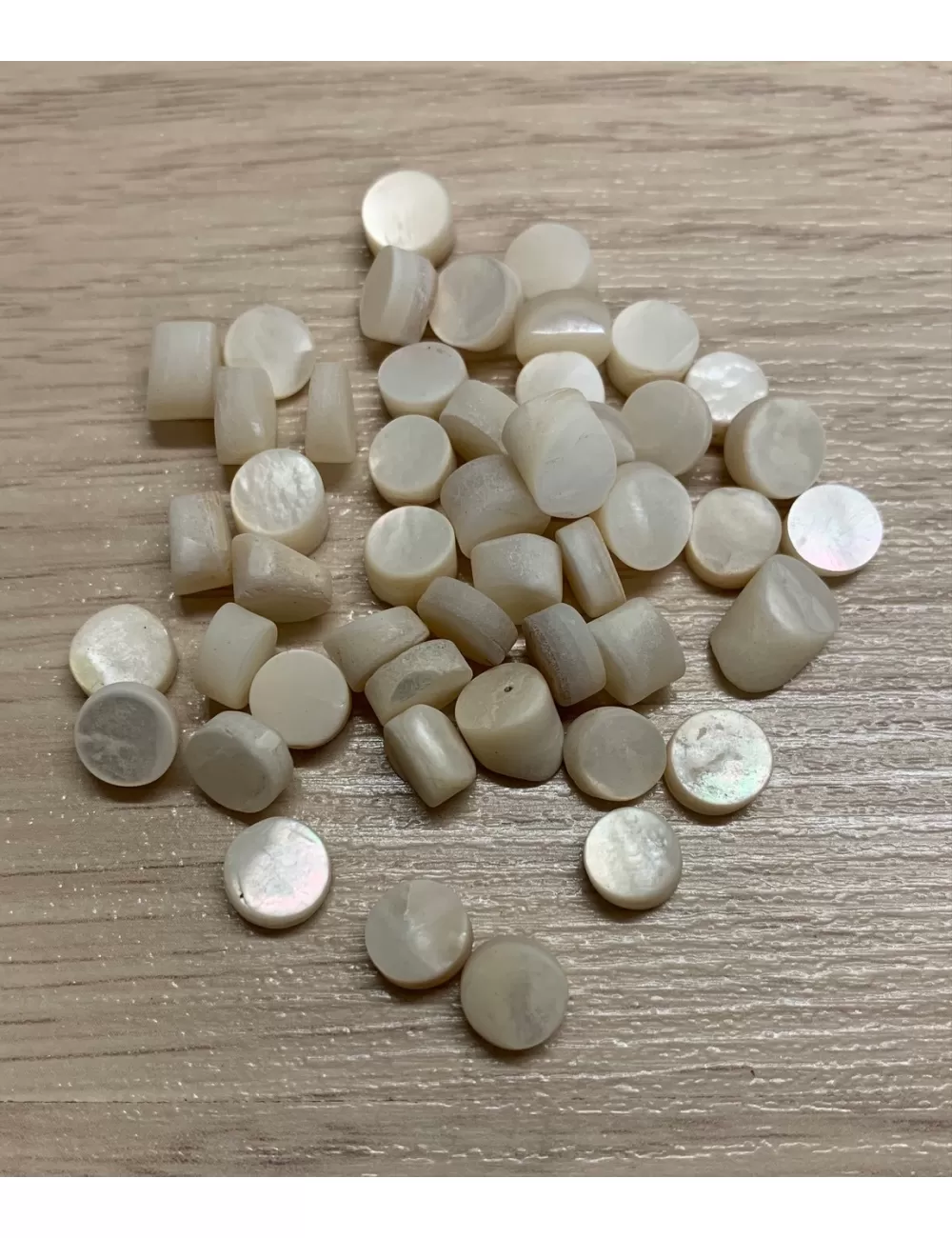 Minis pastilles de nacre blanches 7/8mm - 2mm sachet de 100grs