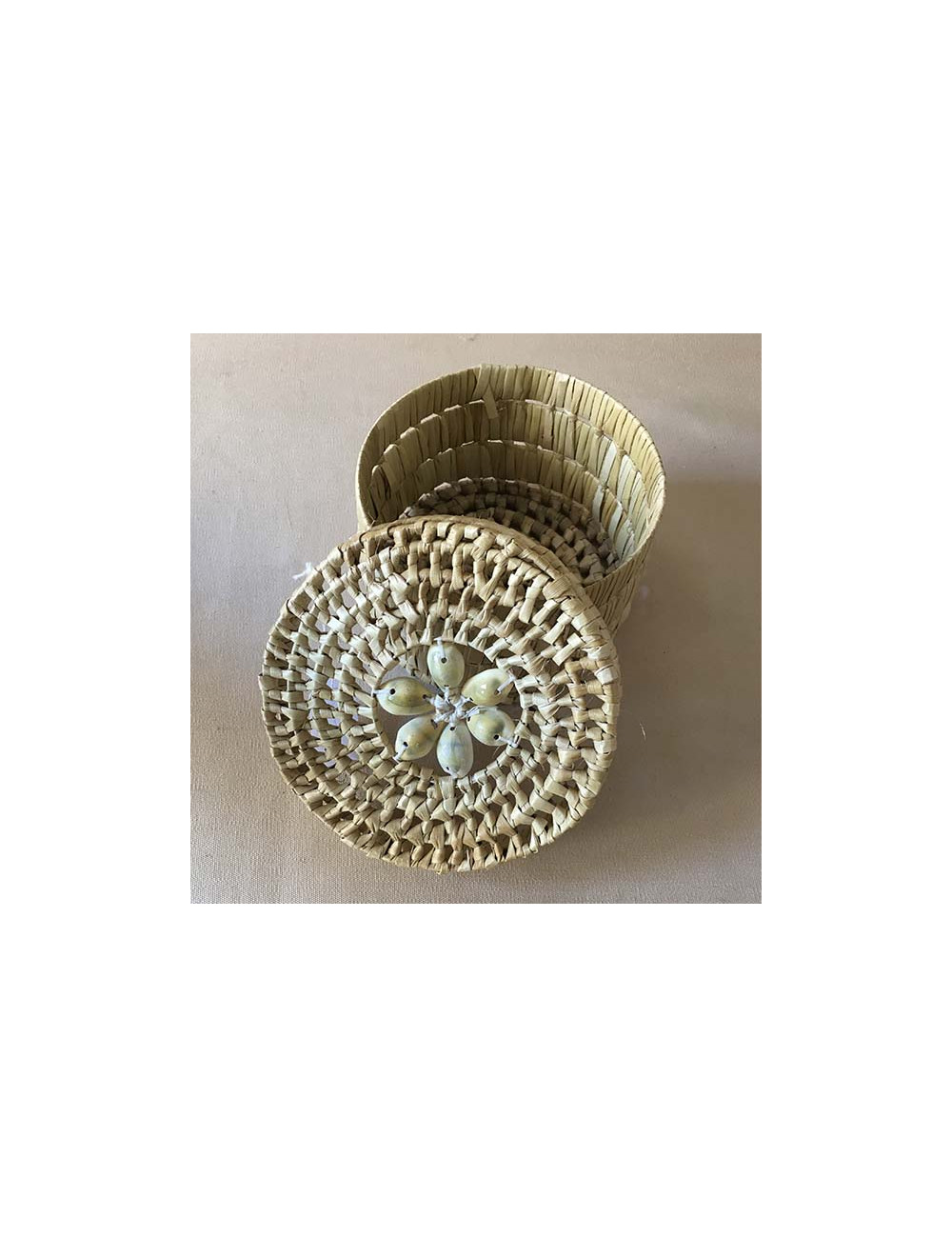 Boite ronde 10cm raphia avec couvercle coquillages